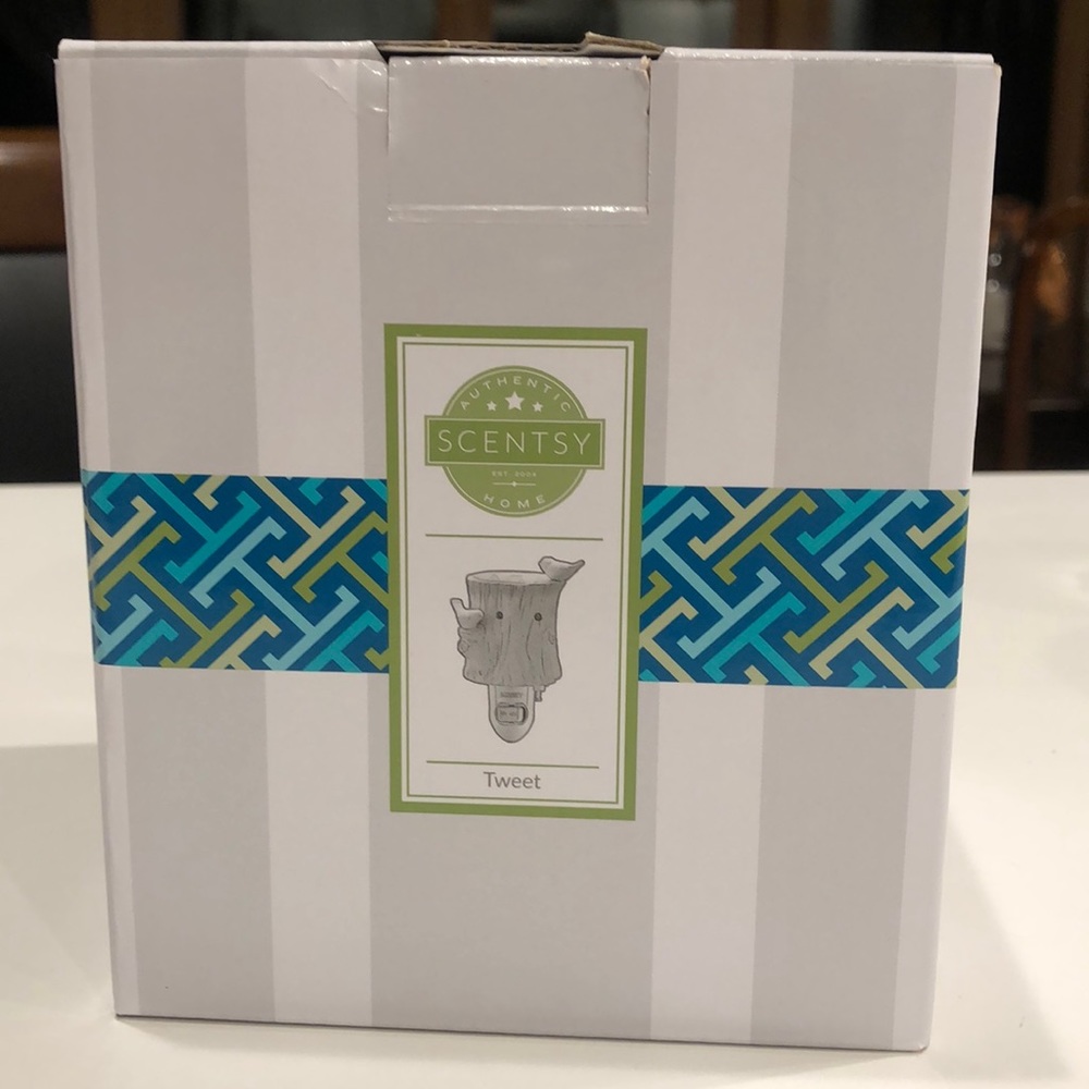 Brand new scentsy tweet night light w/2 wax scents